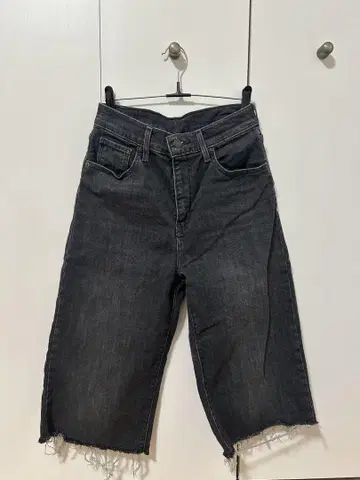 LEVI'S 다크 그레이 숏팬츠
