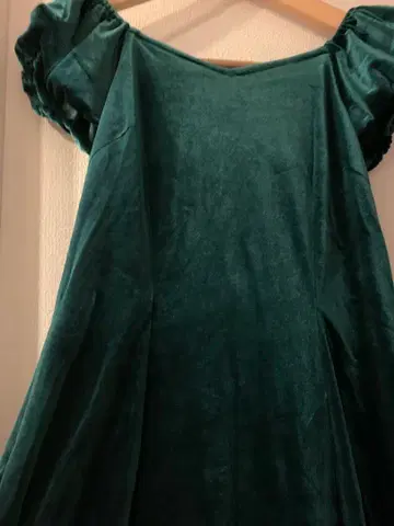 Maunaloa 다크 그린 벨벳 퍼프 슬리브 원피스