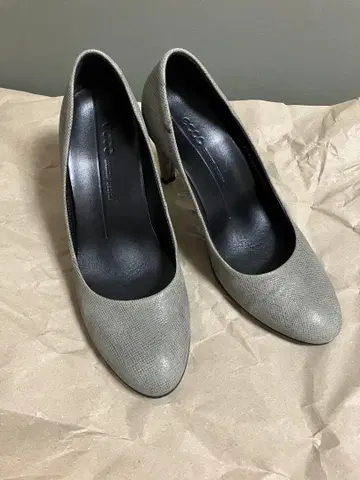 ecco 그레이 펌프스