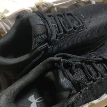Under Armour 블랙 스니커즈
