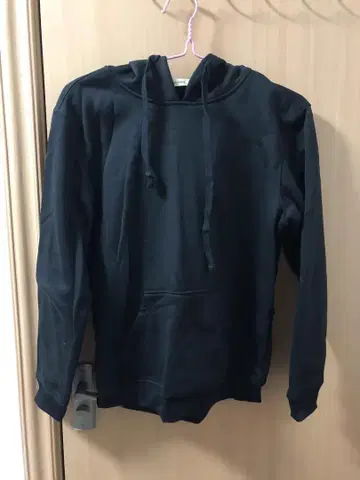 블랙 플리스 안쪽 후드 부착 후드티