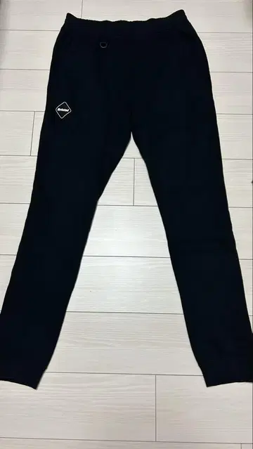 FCRB EMBLEM 스웨트 팬츠 블랙 M