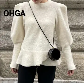 OHGA 수플레 니트 화이트 페플럼 블라우스