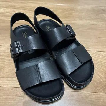 Clarks signature 블랙 가죽 샌들