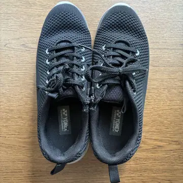 YONEX 블랙 스니커즈