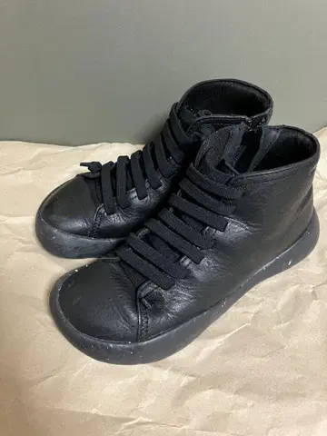 캠퍼 블랙 가죽 하이컷 부츠