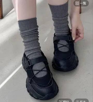 스트랩 포함 블랙 스니커즈