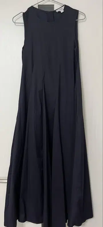 COS 슬리브리스 원피스