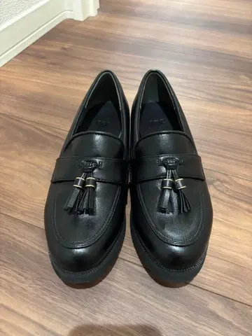 태슬 장식 블랙 로퍼