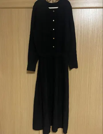 새상품급 Vis 블랙 니트 절개 원피스 긴팔 골드 버튼 허리밴딩