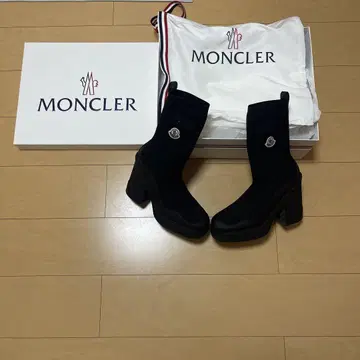 MONCLER 블랙 하이힐 부츠