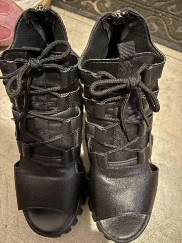 블랙 오픈토 하이힐 샌들