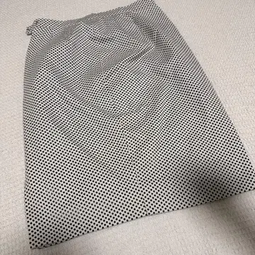 화이트 블랙 도트 타이트 스커트 무릎 기장