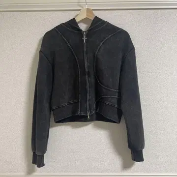 블랙 후드 부착 크롭 후드티