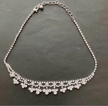 2만 엔 정도의 목걸이 결혼식이나 포멀한 자리에 사용할 수 있는