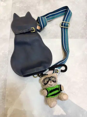 고양이 모양 네이비 숄더백 천연 가죽 곰돌이 스트랩 포함