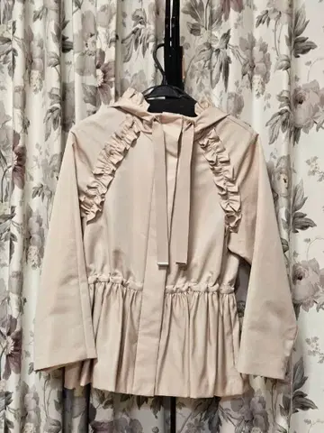 엠프리미어 프릴 장식 베이지 자켓