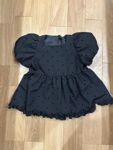 도트 무늬 프릴 장식 퍼프 슬리브 상의 M 블랙