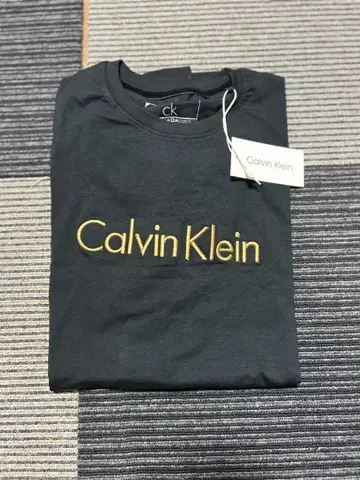 Calvin Klein 블랙 T셔츠 골드 로고