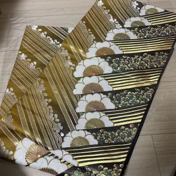 화려한 골드 컬러와 블랙의 후쿠로 오비