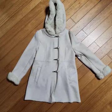 퍼 달린 화이트 롱 코트