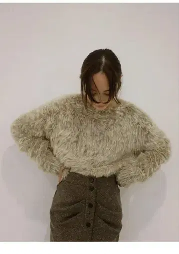 Hella 헤라 샤기 니트 풀오버 SHAGGY KNIT