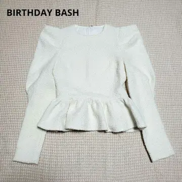 BIRTHDAY BASH 퍼프 숄더 프릴 트위드 페플럼 상의