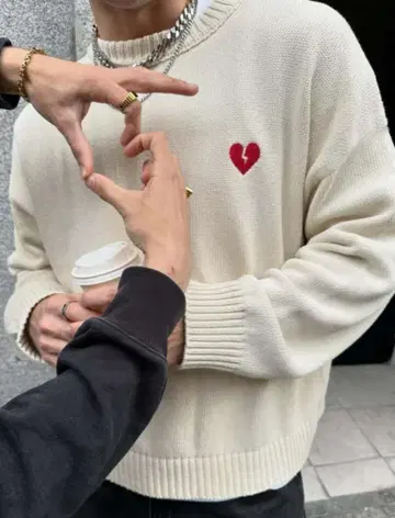 하트 자수 크림색 오버 사이즈 니트 (S, M, L, XL 사이즈)
