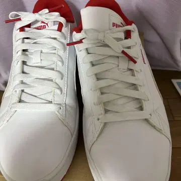 PUMA 화이트/레드 스니커즈