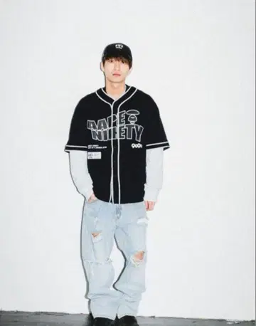 aape 9090 콜라보 롱T셔츠 백족 착용