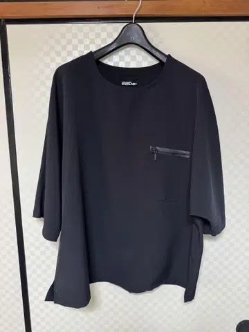 백 크러쉬 포켓 부착 티셔츠