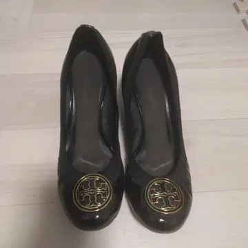 블랙 웨지힐 펌프스 로고 포함