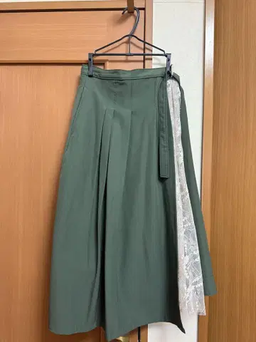 올리브 그린 플레어 스커트 랩 스커트풍 레이스 장식 포함