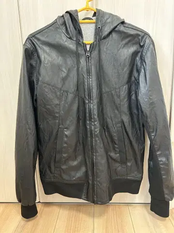 ZARA YOUTH 블랙 가죽풍 후드 부착 자켓