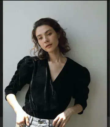anuke Gather Velour Blouse 벨로아 블라우스