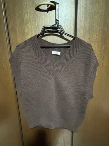 UNITED ARROWS 브라운 슬리브리스 스웨터