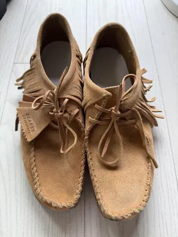 프린지 장식 베이지 스웨이드 모카신