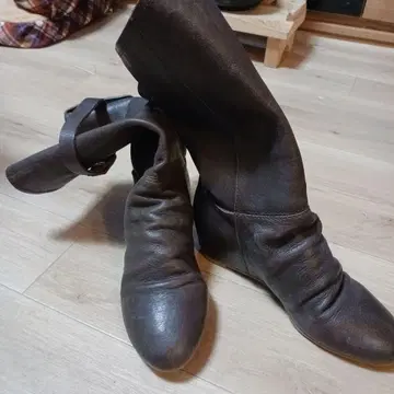 다크 브라운 가죽 부츠