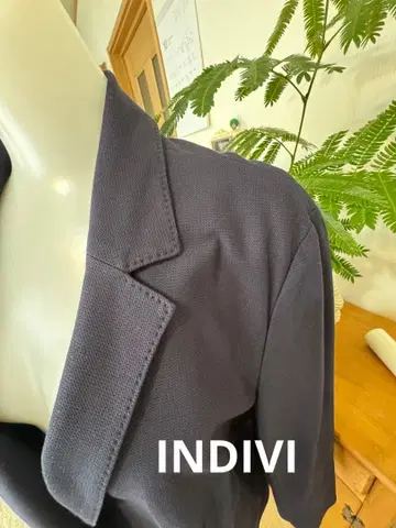 스티치가 귀여운 INDIVI 자켓