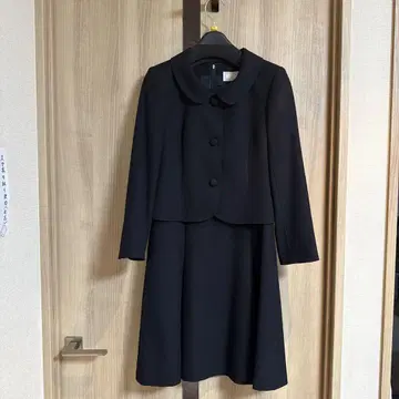 Yukiko Kimijuma 다크 네이비 자켓과 드레스 세트