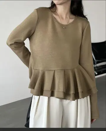 [새상품급] Louere 페플럼 디자인 컷 탑 다크 베이지