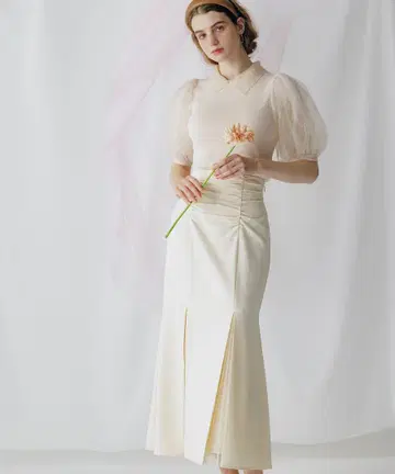 크림색 슬릿 롱 스커트