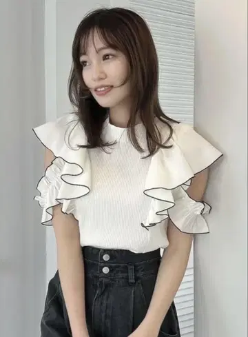 dazzlin 더즐린 바이컬러 메로우 프릴 오프숄더 상의
