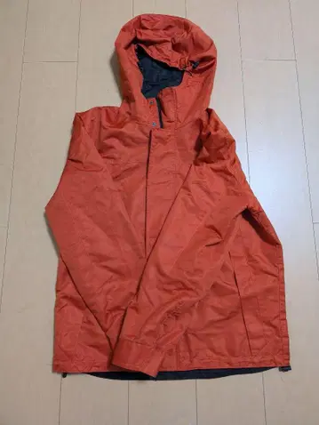 진한 오렌지색 마운틴 후드티