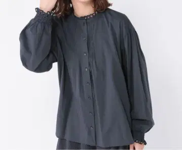 스튜디오 클립 핀턱 자수 셔링 블라우스