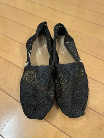 TOMS 블랙 레이스 슬립온 경량