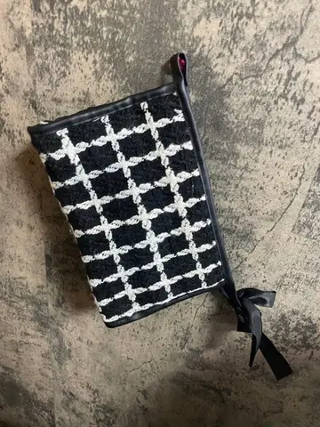 블랙과 화이트 체크 무늬 핸드백