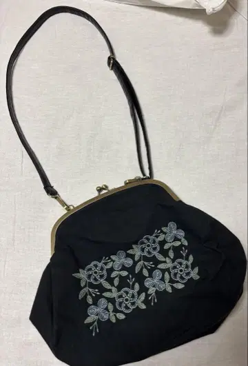 마카베 앨리스 x 사만사 모스모스 자수 가마구치 백