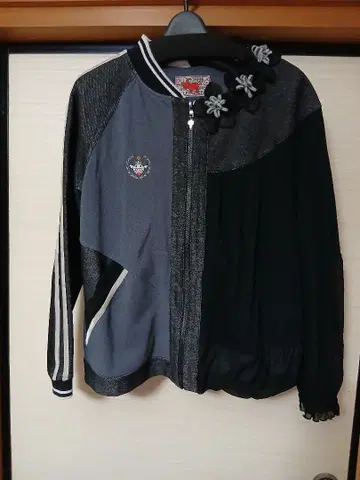 알베로베로 꽃 포인트 모티브 모노톤 집업 자켓