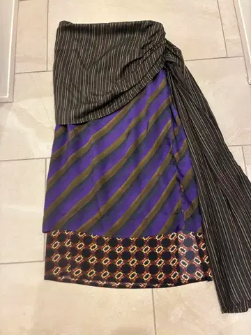 드리스반노튼 스커트 가격 인하